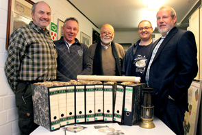 Abb.: Uwe Hauschild (Geschichtskreis Schlägel & Eisen), Frank Laszok (Förderverein Schacht V), Karl-Heinz Forst (beide Förderverein Schacht V), Maik Leppak (Stadtarchiv Herten) und Peter Kitzol-Kohn (Arbeitskreis Scherlebecker Geschichte(n)) freuen sich über den Fund der alten Akten (Foto: Stadt Herten).