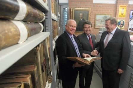 Archivdirektor Dr. Karl-Peter Ellerbrock (links) und Joachim Punge (rechts), Vorsitzender der GWWG, begr��en Hans-J�rg H�bner als 500. GWWG-Mitglied (Foto: Michael Printz)