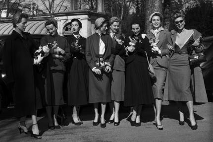 Abb.: Die Mannequins beim Pressetermin vor der Redoute (von links): Marie-Thérèse, Simone, Jane, Catherine, Tania, Lucky, France und Angelina (© Stadtarchiv Bonn, Fotografische Sammlung Heinz Engels)