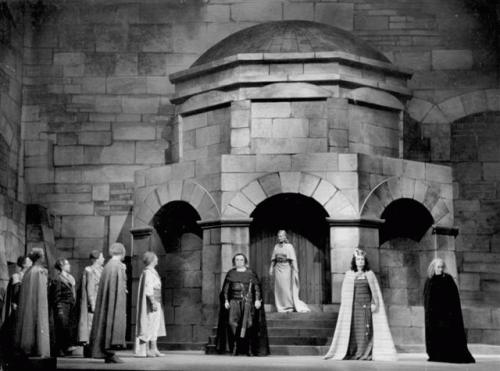 Stadtarchiv Worms, Fotoabteilung Szenenfoto Hebbels 'Nibelungen' 
1937 Worms, Inszenierung: Hessisches Landestheater Darmstadt (Foto: Stadt Worms)