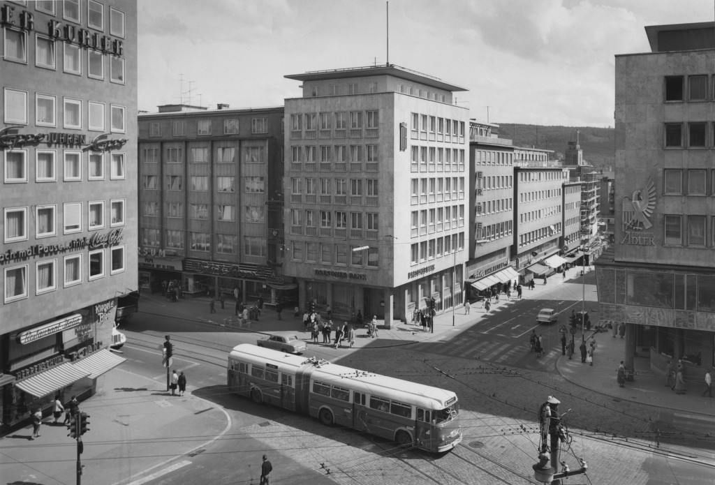 Blick über den Leopoldplatz in die Leopoldstraße, 1970 (Foto: G. Wipfler, Stadtarchiv Pforzheim)
