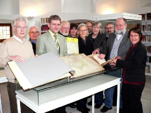 Foto von der Vorstellung der Merkelschen Karte und des Messbuches ( von links): Dr. Wolfgang Ulrich, Günter Porst, Bürgermeister Dr. Reiner Austermann, Hannes Donat, Birgit Eisermann, Hildegard Tenberg, Georg Kramer, Barbara Hentschel, Dr. Hans-Otto Pollmann, Hermann Hentschel und Archivamtsleiterin Dr. Anikó Szabó