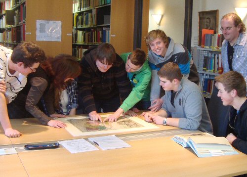 Schülerinnen und Schüler des Friedrich-Spee-Gymnasiums Geldern bei der Projektarbeit im Kreisarchiv Kleve (Foto: Kreis Kleve)